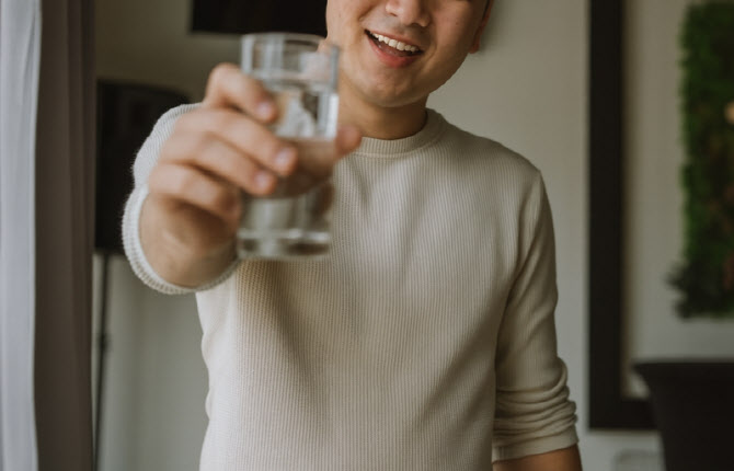 동료 물병에 침 뱉고 "세제 좀 먹여줘야" 조롱한 공무원