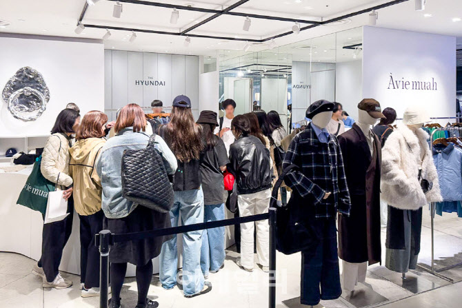 이젠 백화점마저 해외로…내수의 벽, 밖에서 깬다