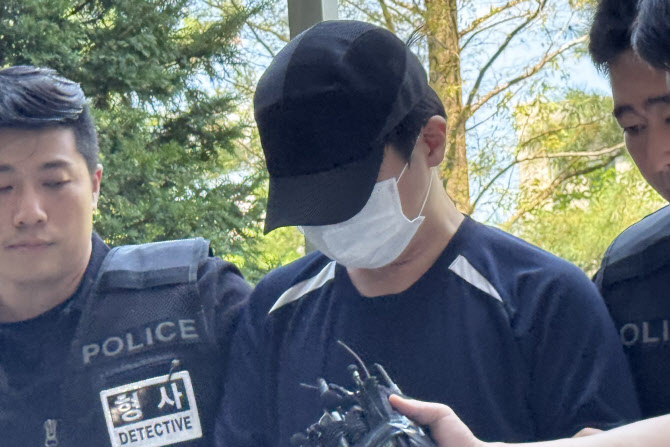 "사망자 금목걸이 훔친 검시관 극단 선택 가능성, 구속해야"…법원 기각(종합)