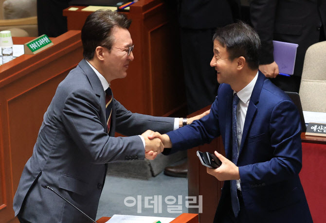 [포토]예결위 전체회의, '악수하는 김민석-한병도'