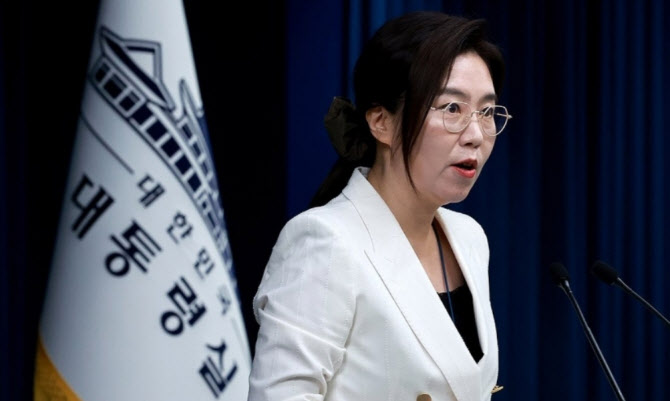 대통령실 “브리핑 조롱하는 부작용”...경고 자막 넣는다