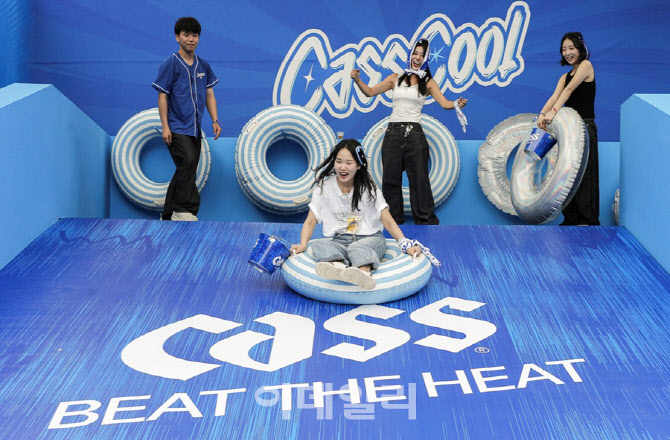[포토]오비맥주 카스, '2025 카스쿨 페스티벌...대형 워터슬라이드 즐겨요'