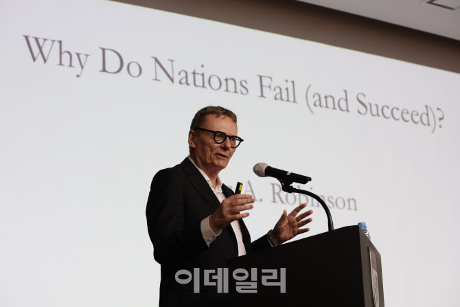 [포토]'2024년 노벨경제학상' 제임스 로빈슨 교수의 강연