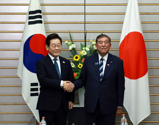‘반일투사’ 이재명의 변신에도 여론 조용한 이유는?