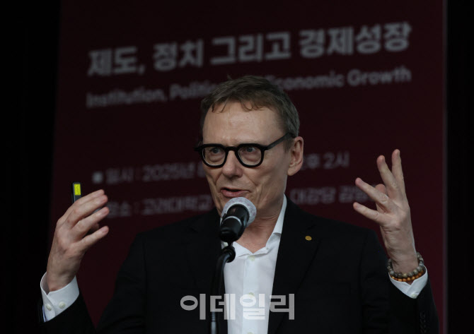 [포토]강연하는 제임스 로빈슨 교수
