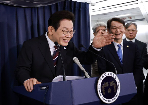 "그만 마무리를"…李 "아니, 더 하세요!" 전용기서 박수 나왔다