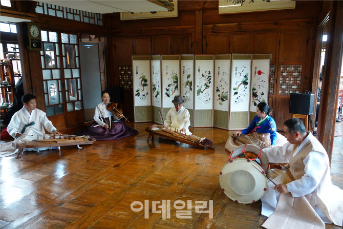 과거가 현재를, 현재가 과거를 구하는 양악의 향악화[문화대상 이 작품]