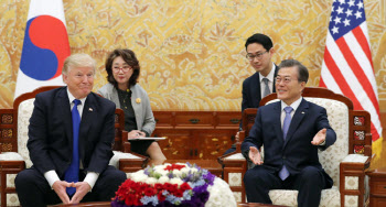 트럼프 옆 저 사람 누구야?…어김없이 돌아 온 '닥터 리'