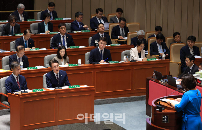[포토]'답변하는 김민석 국무총리'
