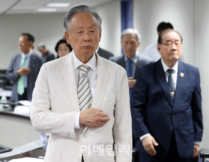 [포토] 국민의례하는 권노갑 고문