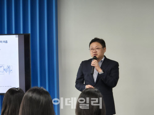 “달러 패권 약화…연말 환율 1330원까지도 하락”