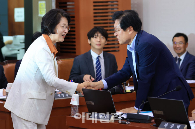 [포토]추미애-박형수, '악수는 했지만'