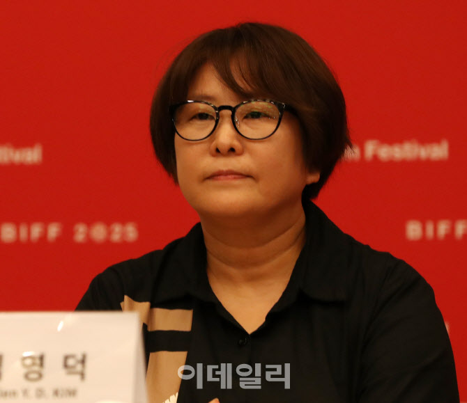 [포토] 기자회견하는 김영덕 마켓위원장
