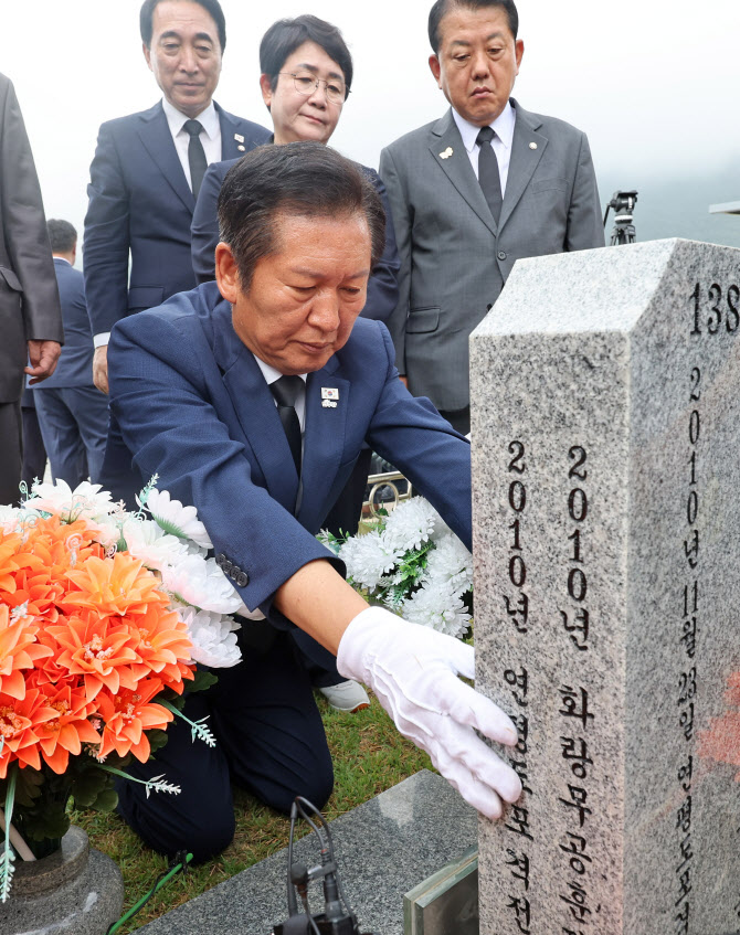 정청래, 연평포격전·천안함 묘역 참배…"숭고한 정신 이어갈 것"