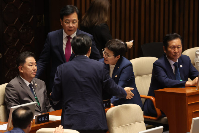 국힘 추천 인권위원 선출안 부결…국힘, 항의하며 본회의 퇴장