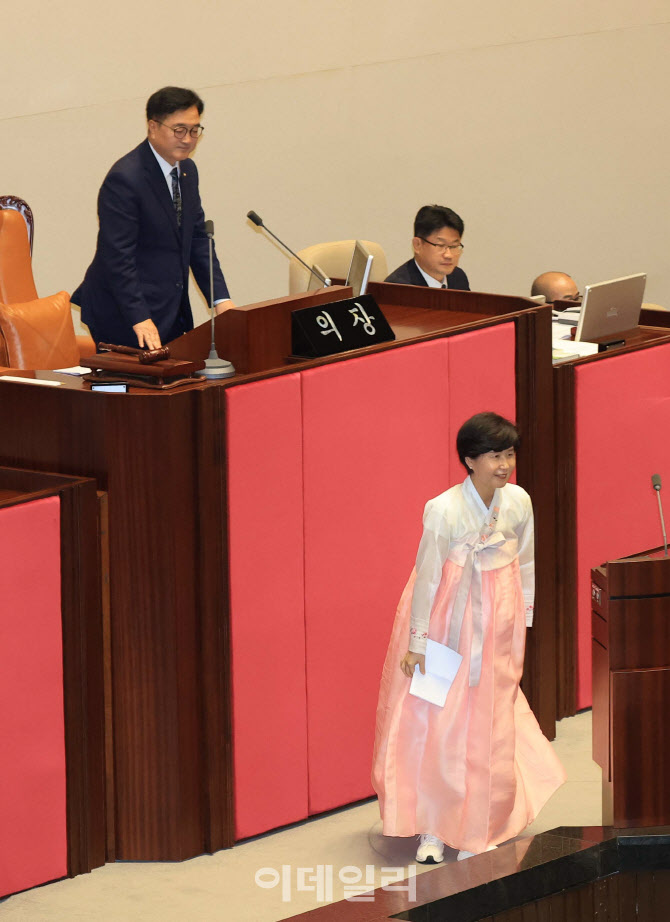 [포토]본회의, '한복 입은 백혜련'