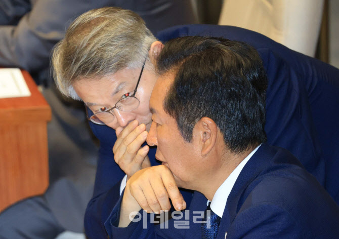 [포토]본회의, '대화하는 정청래-민형배'