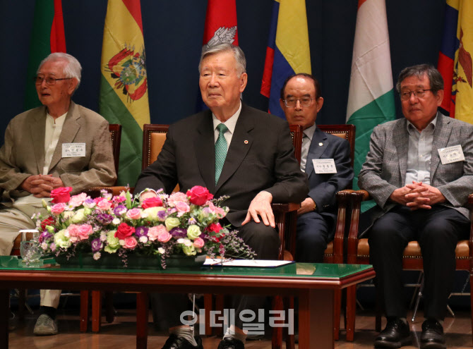 [포토] 우정교육문화재단, 외국 유학생 장학금 전달식