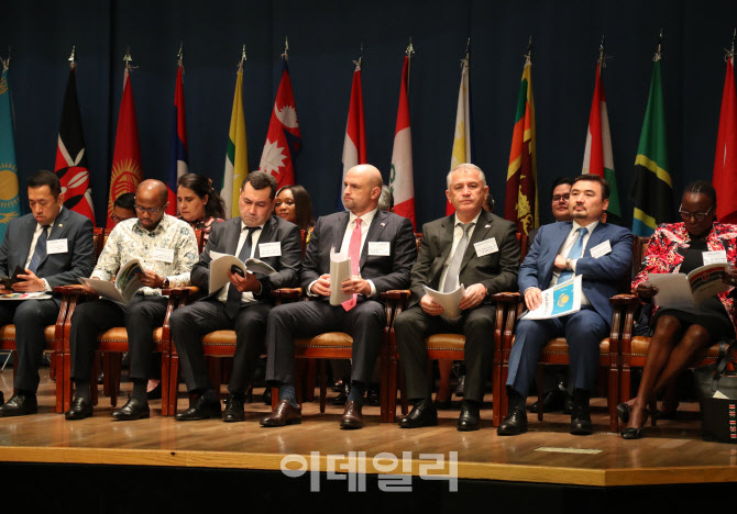 [포토] 부영 장학금 전달식에 참석한 대사들