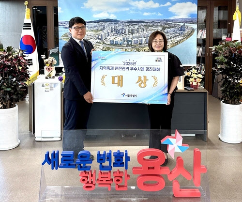 ‘이태원 참사’ 용산구 안전관리상에 유족반발...'수상취소'