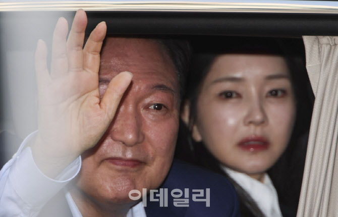 남편은 법정, 아내는 특검에…오늘 尹 내란재판·김건희 특검 소환