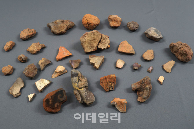 부여 쌍북리에 백제 사찰 있었다…부처 관련 소조상 등 발견