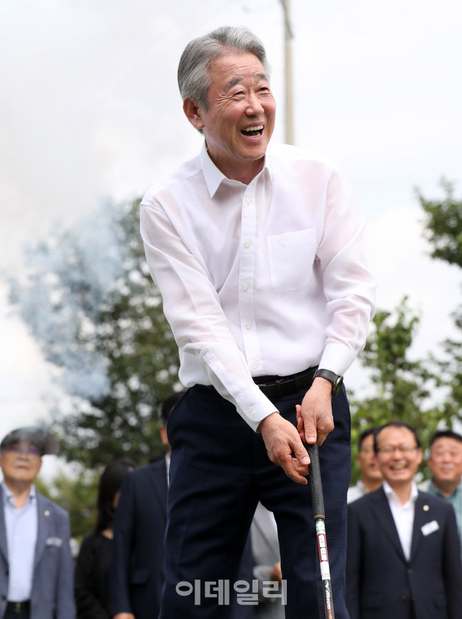 [포토] 강호동 농협회장 파크골프 시타