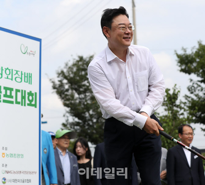 [포토] 파크골프 시타하는 김성원 의원