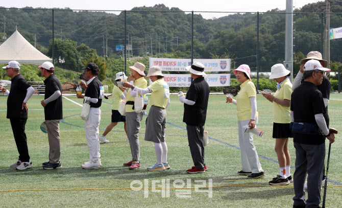[포토] 연천, 농협중앙회장배 농업인 파크골프대회