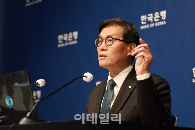 이창용 "내년 상반기까지 완화기조…금리로 집값 못 잡아"(종합)