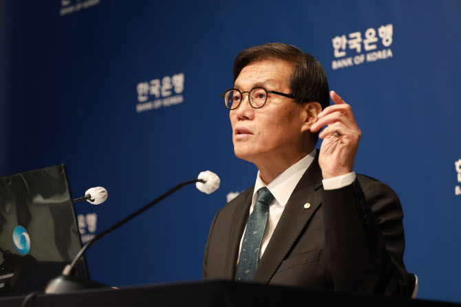 이창용 “수도권 집값 안정 아직…내년 상반기까지 금리인하”[일문일답]