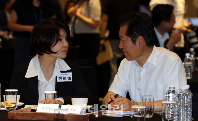 [포토]이야기 나누는 정청래 대표-한정애 의원