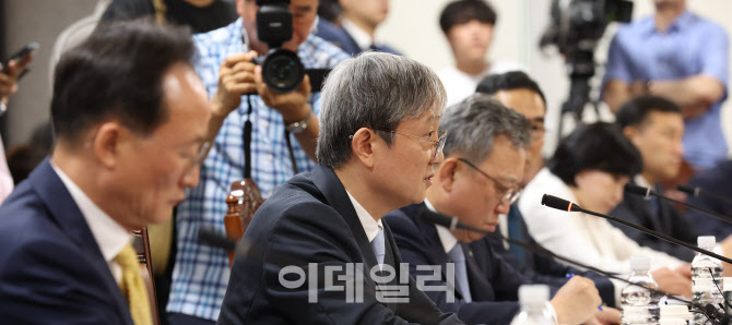 [포토]이찬진 신임 금감원장, 은행장들 만나 모두발언
