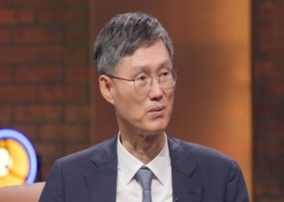 "석방된 윤석열 거리 활보" "사필귀정?"…질문에 문형배 반응