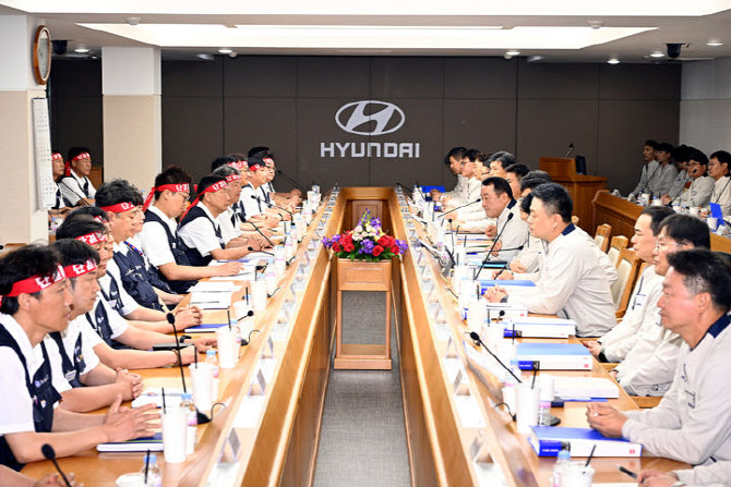 현대차, 기본급 8.7만원 인상안 첫 제시…노조 거부