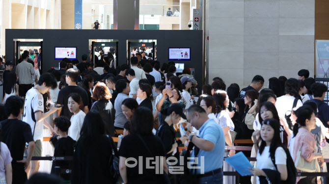 "주차에만 2시간, 휴게실도 만석…사람 치여 감상도 못해"