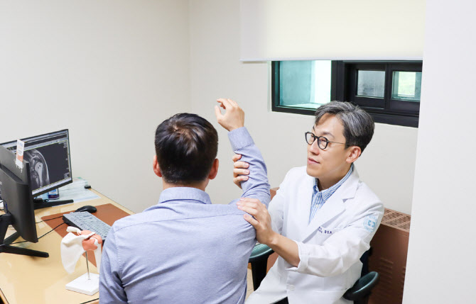어깨 통증 주범 회전근개파열, 수술 필요한 경우 따로 있다