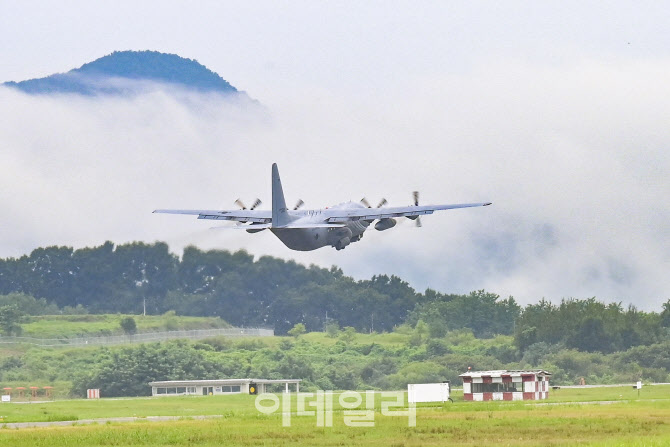 국방부, 공군 수송기 '日 영공 통과 조치 미흡' 확인…10명 문책 요구