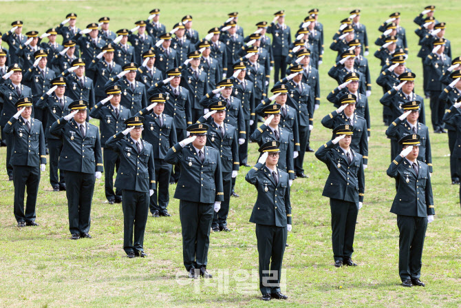 軍 떠나는 간부들…명예전역 지원 '최대', 정신건강 진료도 증가세