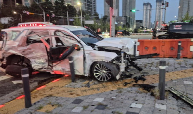 천안 차량 3대 잇따라 충돌..2명 심정지 상태로 이송