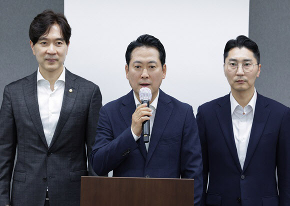 “상복 차림으로”…단결한 국힘에 “尹·김건희 구치소에나 가라”