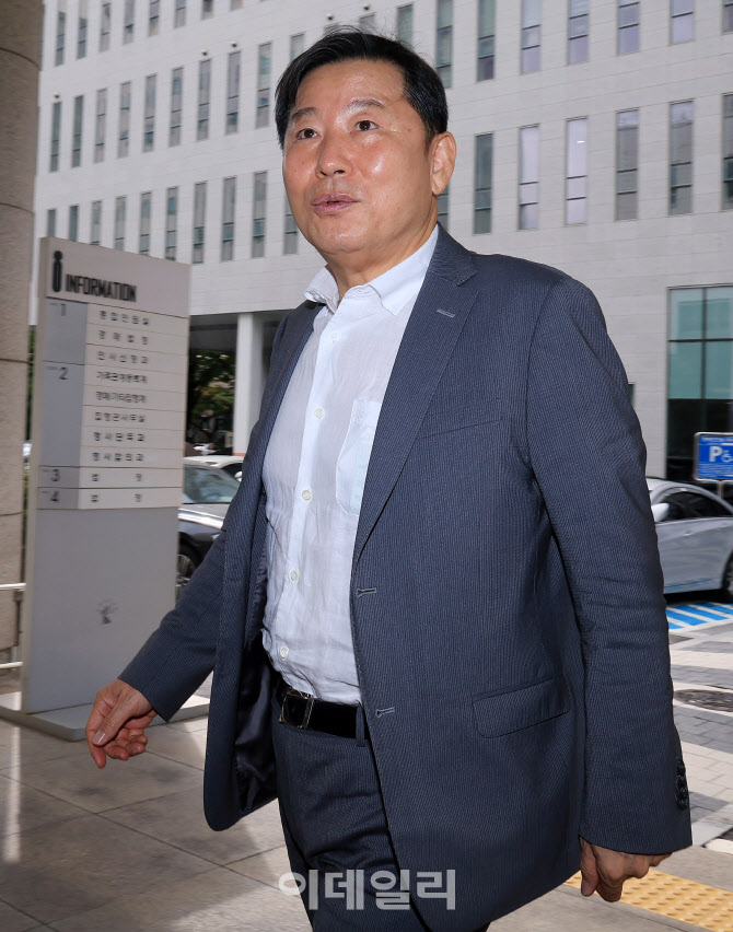 [포토]패스트트랙 사건' 1심 재판 출석하는 이철규 국민의힘 의원