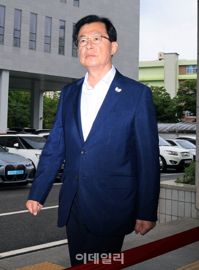 [포토]패스트트랙 사건' 1심 재판 출석하는 이만희 국민의힘 의원