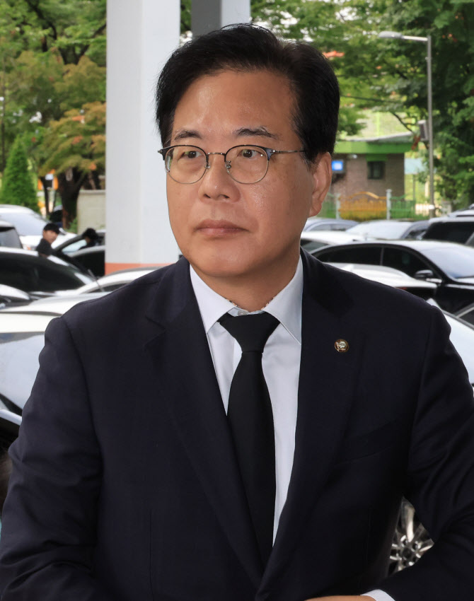 패스트트랙 1심 속행공판, 남부지법에 출석한 전·현직 국회의원들[포토]