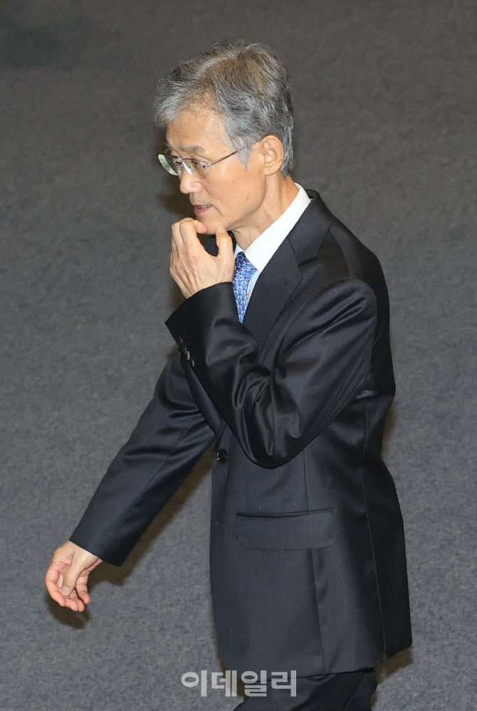 [포토]본회의장 나서는 조희대 대법원장