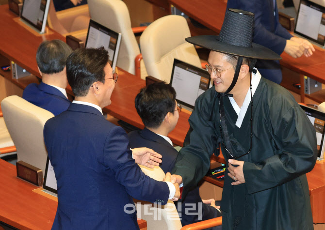 [포토]전용기 의원, '케데헌'의 사자 보이즈?