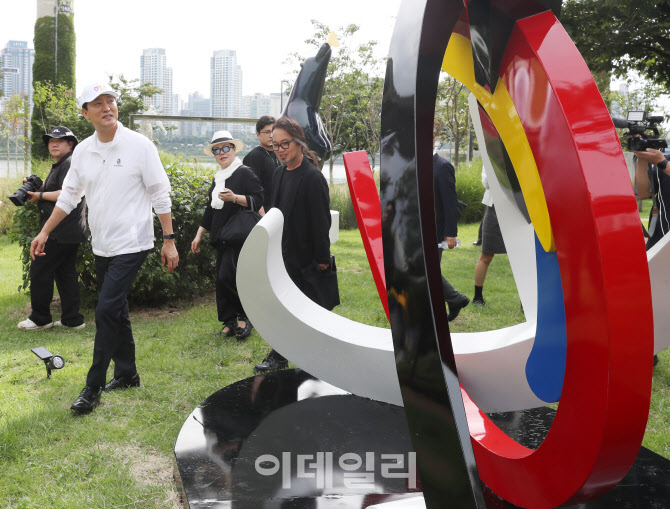 [포토] 조각작품 살펴보는 오세훈 서울시장
