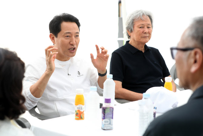 [포토] 작가들과 대화하는 오세훈 서울시장