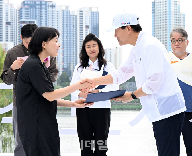 [포토] 서울조각상 시상하는 오세훈 서울시장