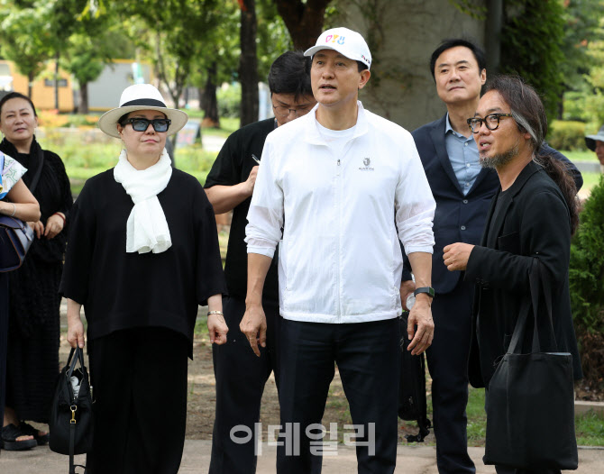 [포토] 한강뚝섬공원 조각 전시물 관람
